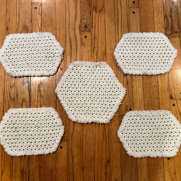 VTG 1970s Handmade Crochet Knit White & Green Daisy Placemats & Centerpiece Set - Picture 4 of 6